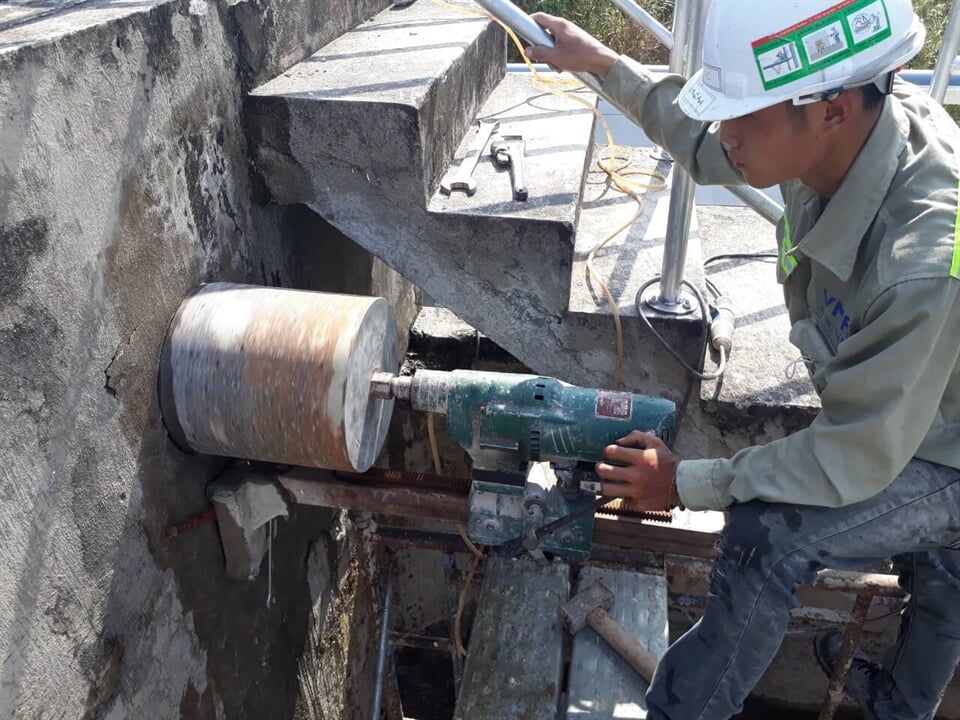 khoan-rut-loi-be-tong